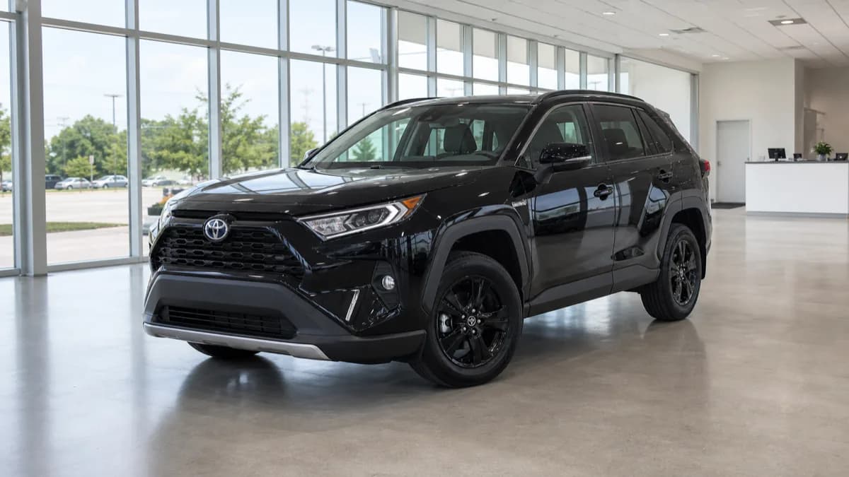 Чёрный Toyota RAV4 в светлом дилерском центре